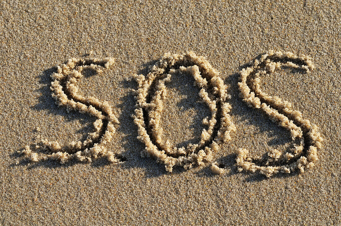SOS in den Sand geschrieben