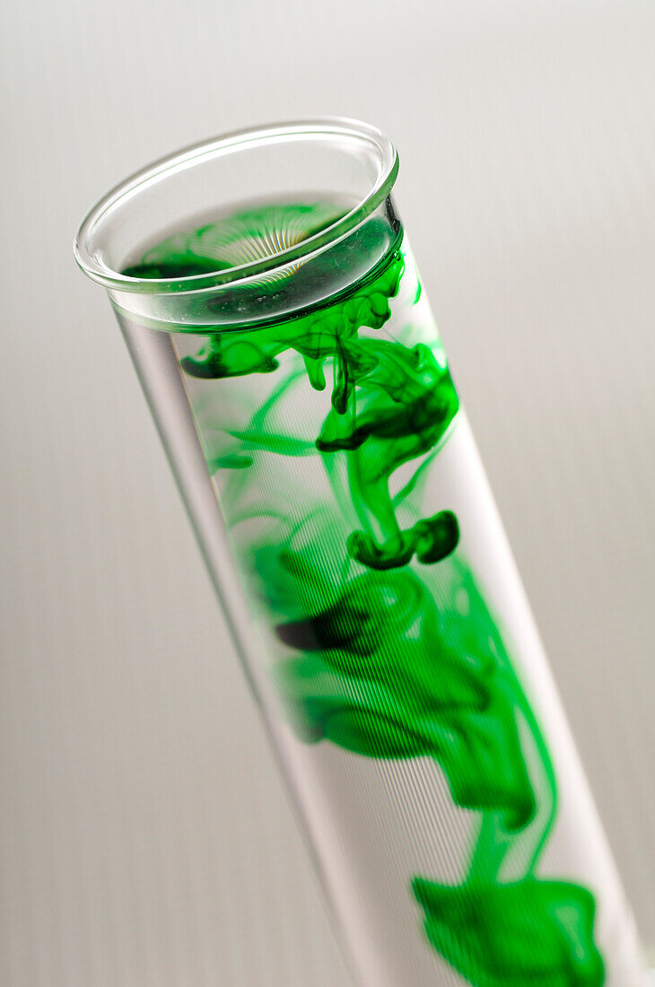 Grüne Flüssigkeit im Reagenzglas