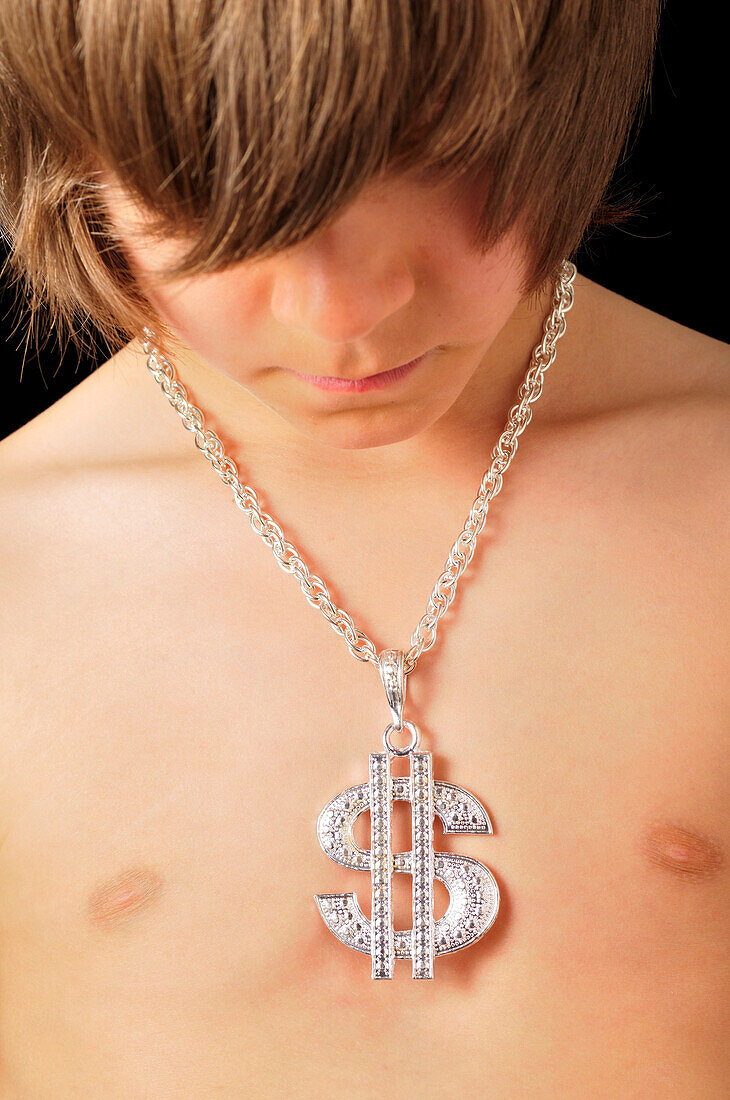 Junge trägt Dollarzeichen-Halskette