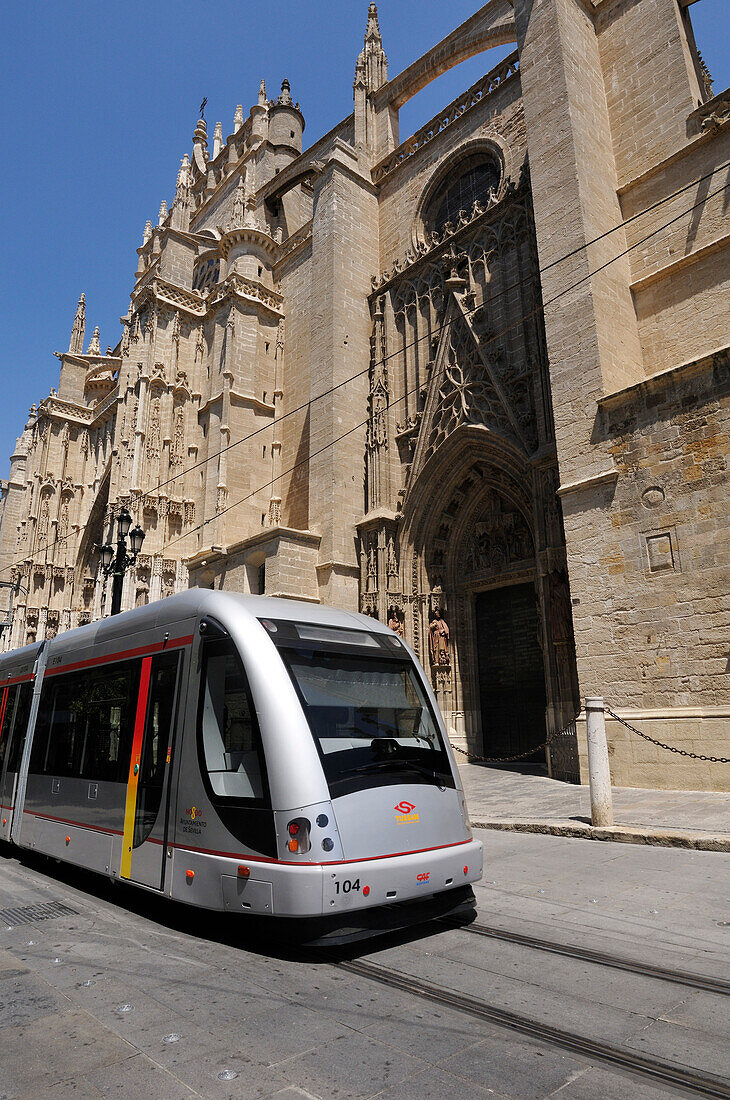 Straßenbahn bei der Kathedrale,Sevilla,Spanien