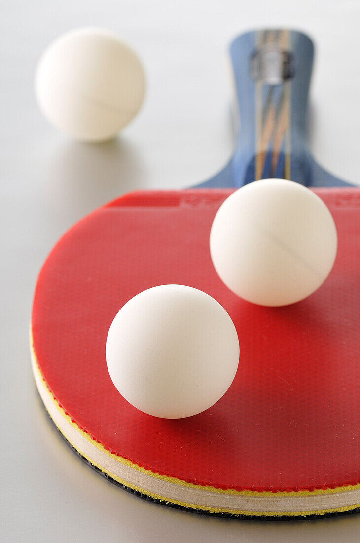 Ping-Pong-Schläger und Bälle
