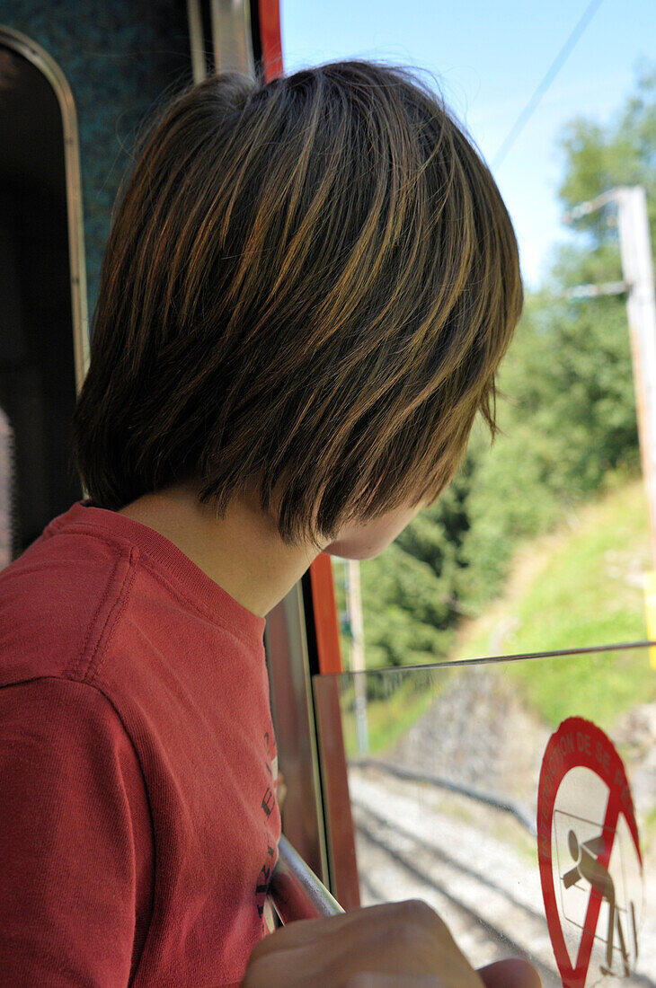 Rückenansicht eines Jungen im Zug,Alpen,Frankreich