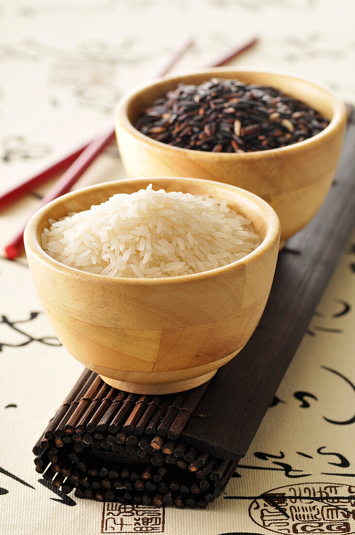 Schüsseln mit weißem Reis und Wildreis