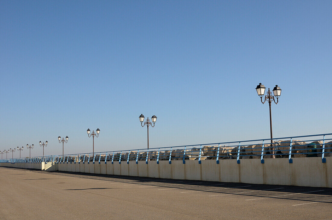 Straßenlaternen, Saintes-Maries-de-la-Mer, Bouches-du-Rhone, Provence, Frankreich