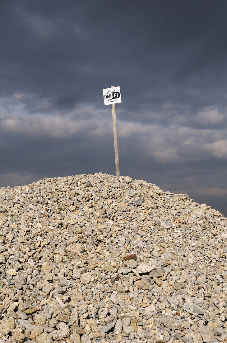 Schild mit WiFi auf Steinhaufen, Frontignan, Herault, Frankreich
