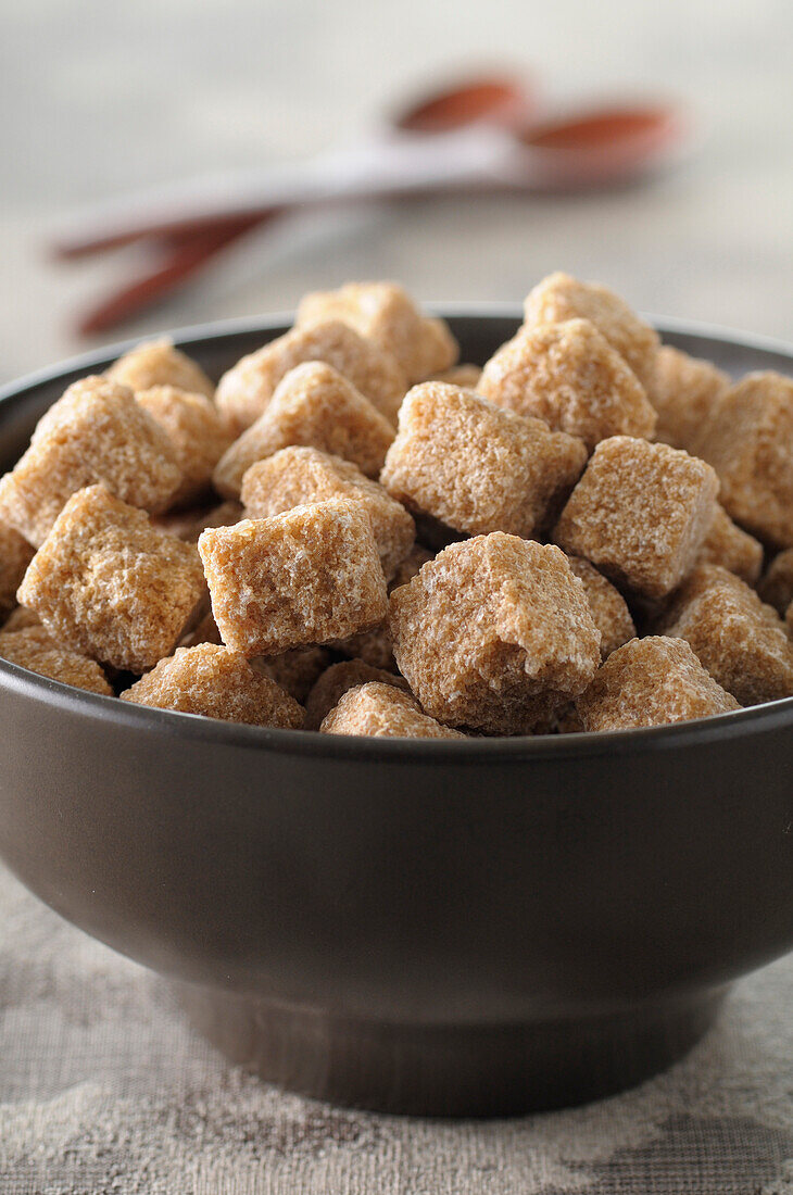 Nahaufnahme einer Schale mit braunen Zuckerwürfeln