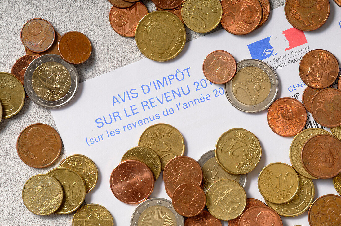 Französischer Einkommenssteuerbeleg und Eruo-Münzen