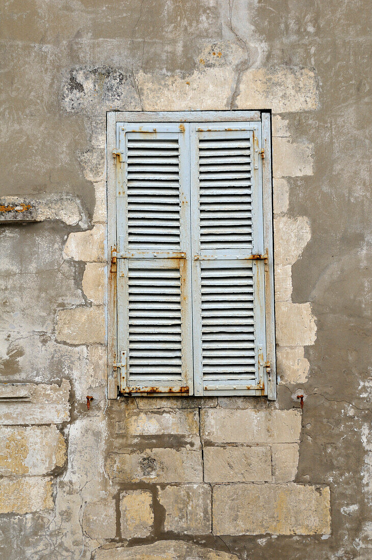 Nahaufnahme eines Fensters mit geschlossenen Fensterläden, Ile de Re, Frankreich