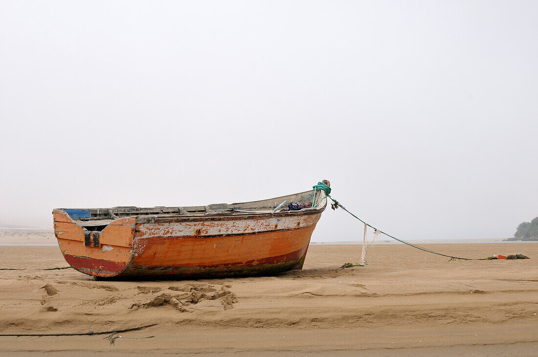 Boot am Strand, Moulay Bousselham, Provinz Kenitra, Marokko