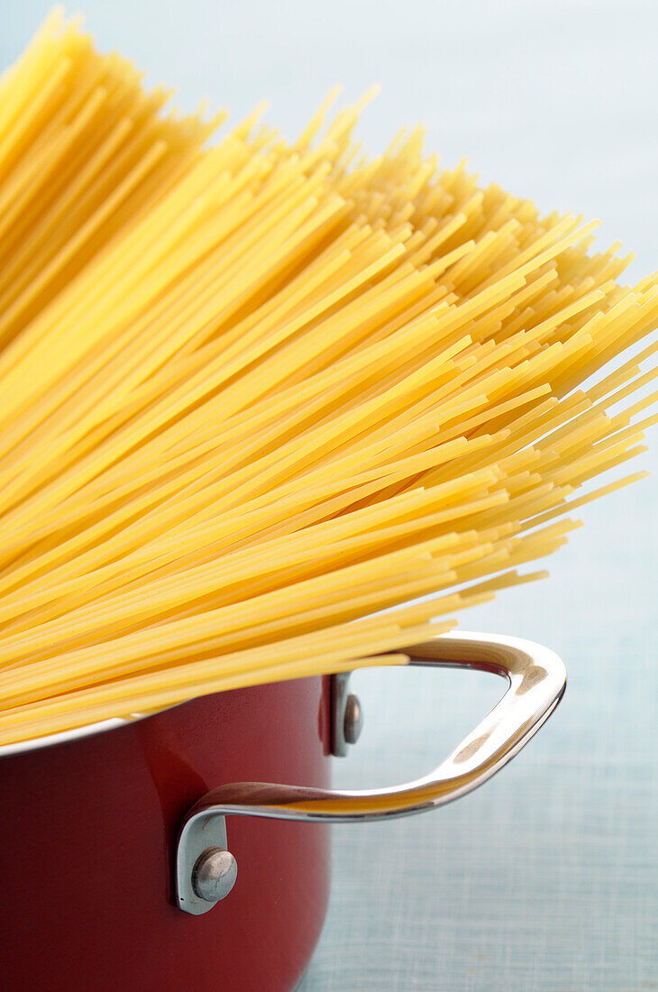 Nahaufnahme von Spaghetti im Kochtopf