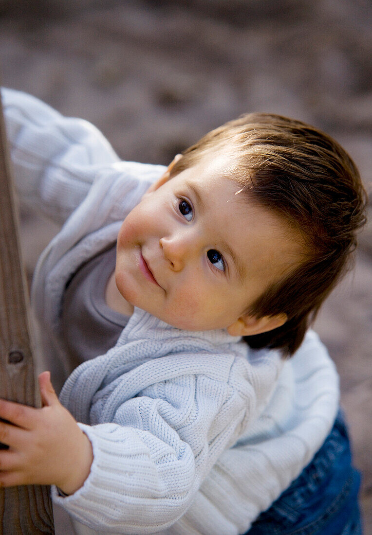 Kleiner Junge im Stehen