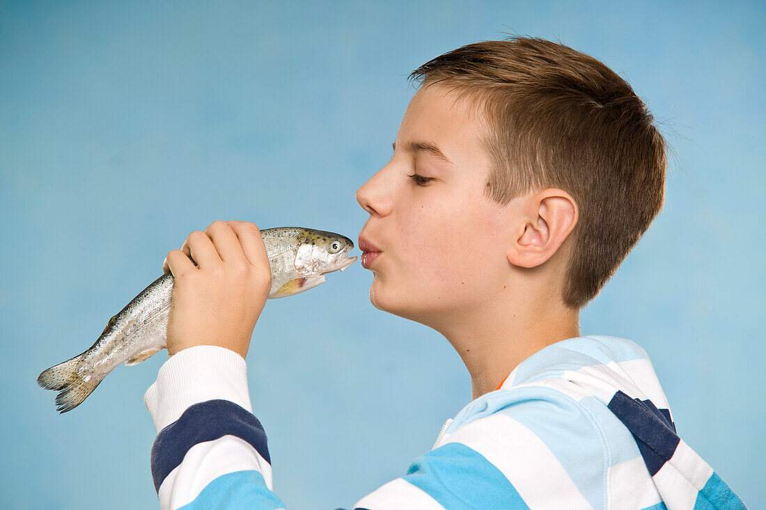 Junge küsst Fisch