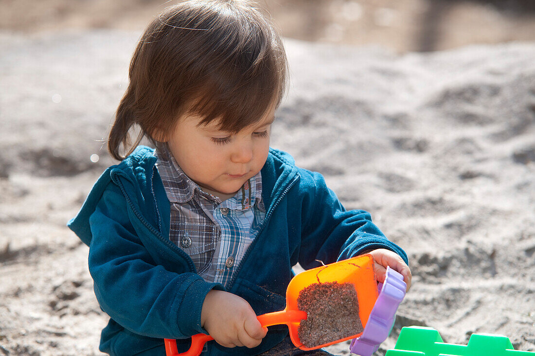 Junge spielt im Sand