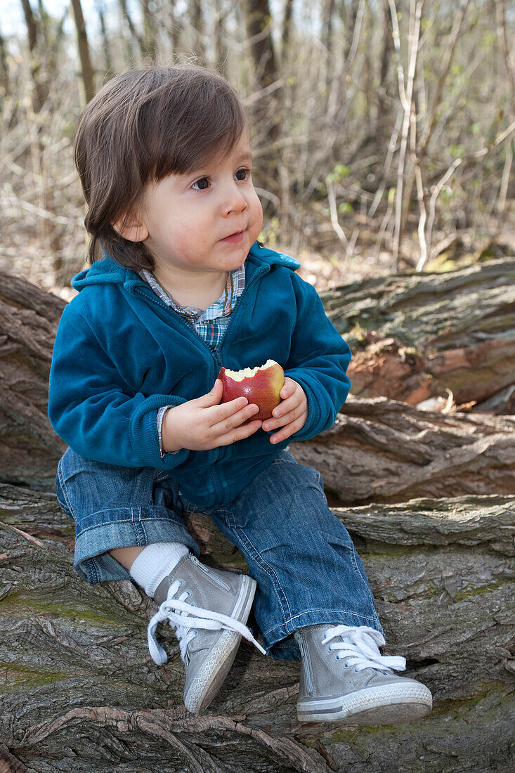 Junge isst Apfel