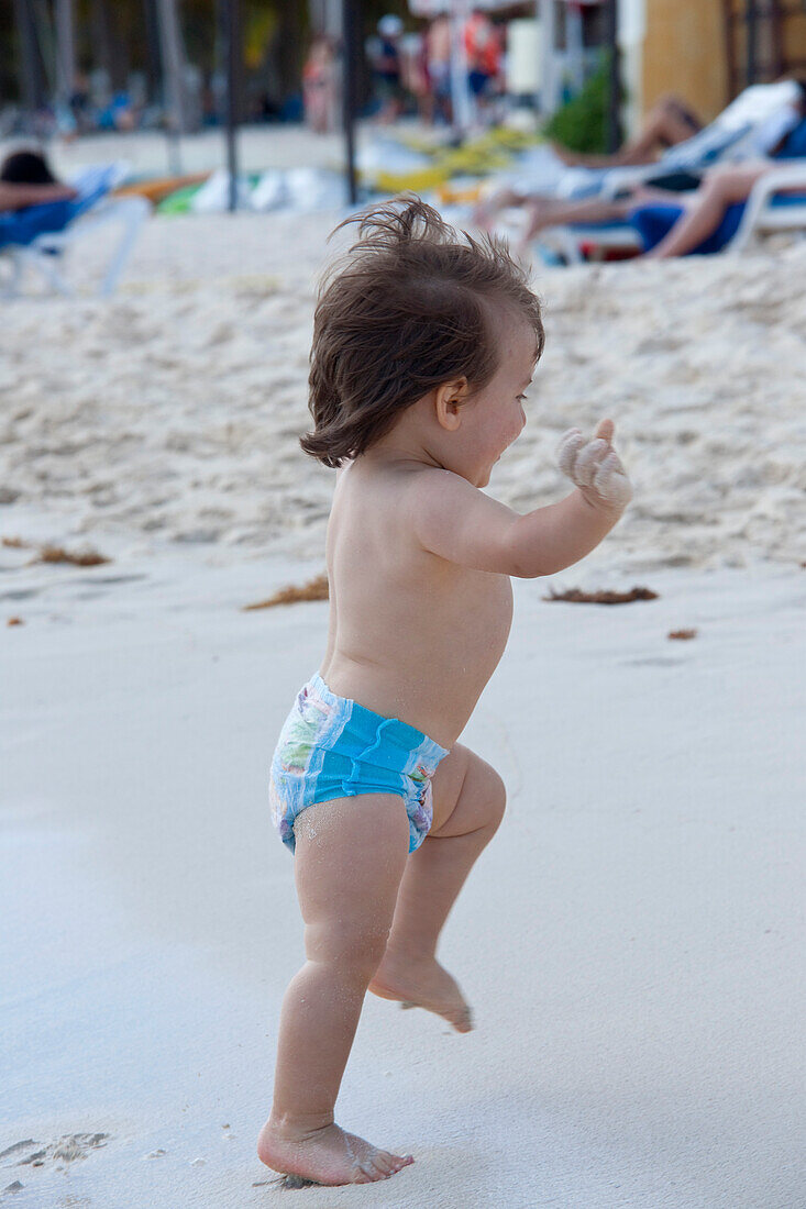 Kleiner Junge am Strand, Mexiko