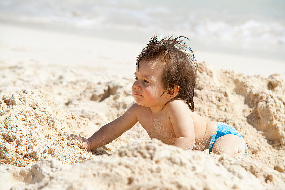 Kleiner Junge im Sand am Strand,Mexiko