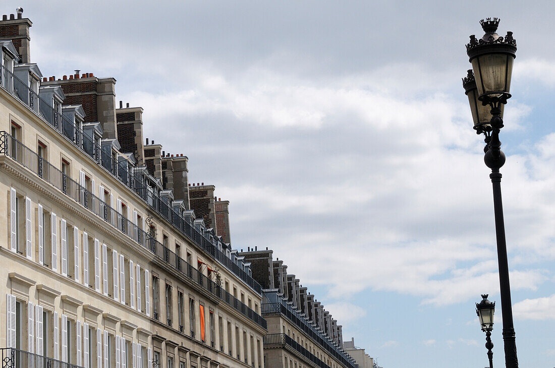 Gebäude und Laternenpfahl, Rue de Rivoli, Paris, Frankreich