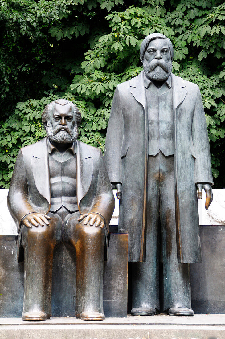 Bronzestatue von Marx und Engels,Marx-Engels-Forum,Alexanderplatz,Mitte,Berlin,Deutschland