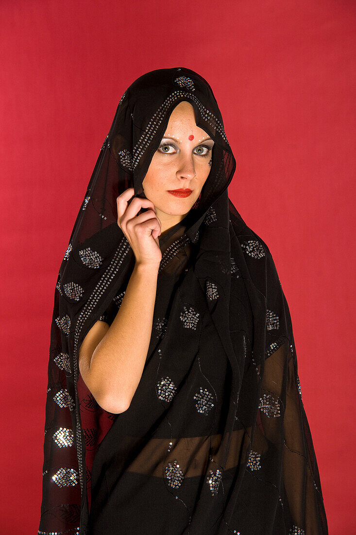 Porträt einer Frau, die einen Sari trägt