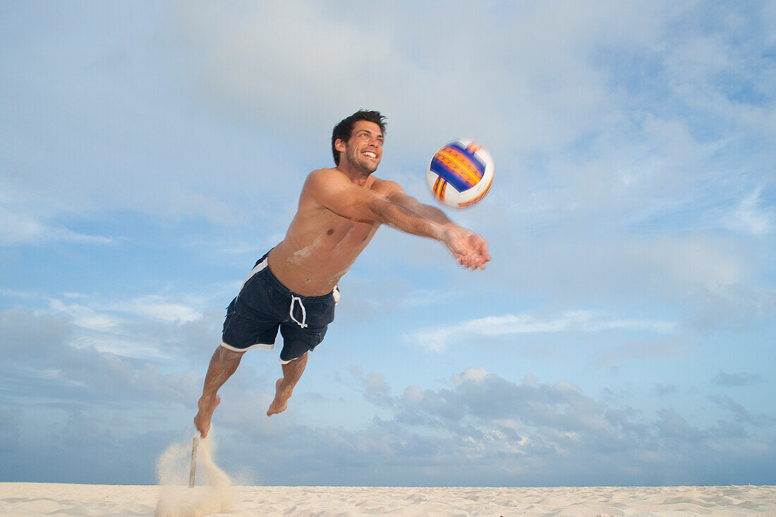 Mann spielt Volleyball,Reef Playacar Resort and Spa Hotel,Playa del Carmen,Quintana Roo,Yucatan-Halbinsel,Mexiko