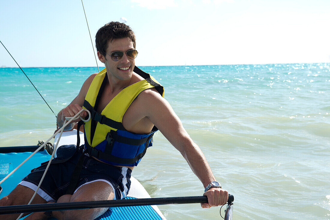 Mann beim Segelbootfahren,Reef Playacar Resort and Spa Hotel,Playa del Carmen,Quintana Roo,Yucatan-Halbinsel,Mexiko
