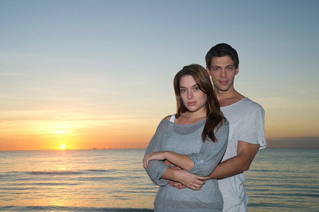 Portrait eines Paares bei Sonnenuntergang,Reef Playacar Resort and Spa,Playa del Carmen,Mexiko