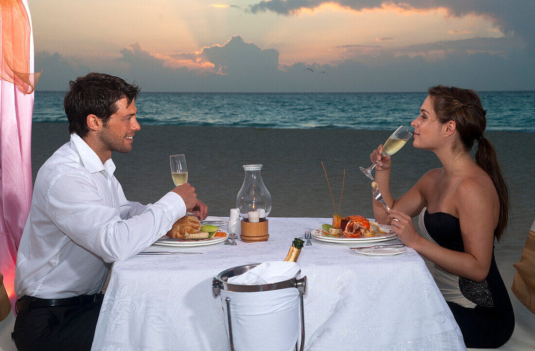Paar speist am Strand,Reef Playacar Resort and Spa,Playa del Carmen,Mexiko