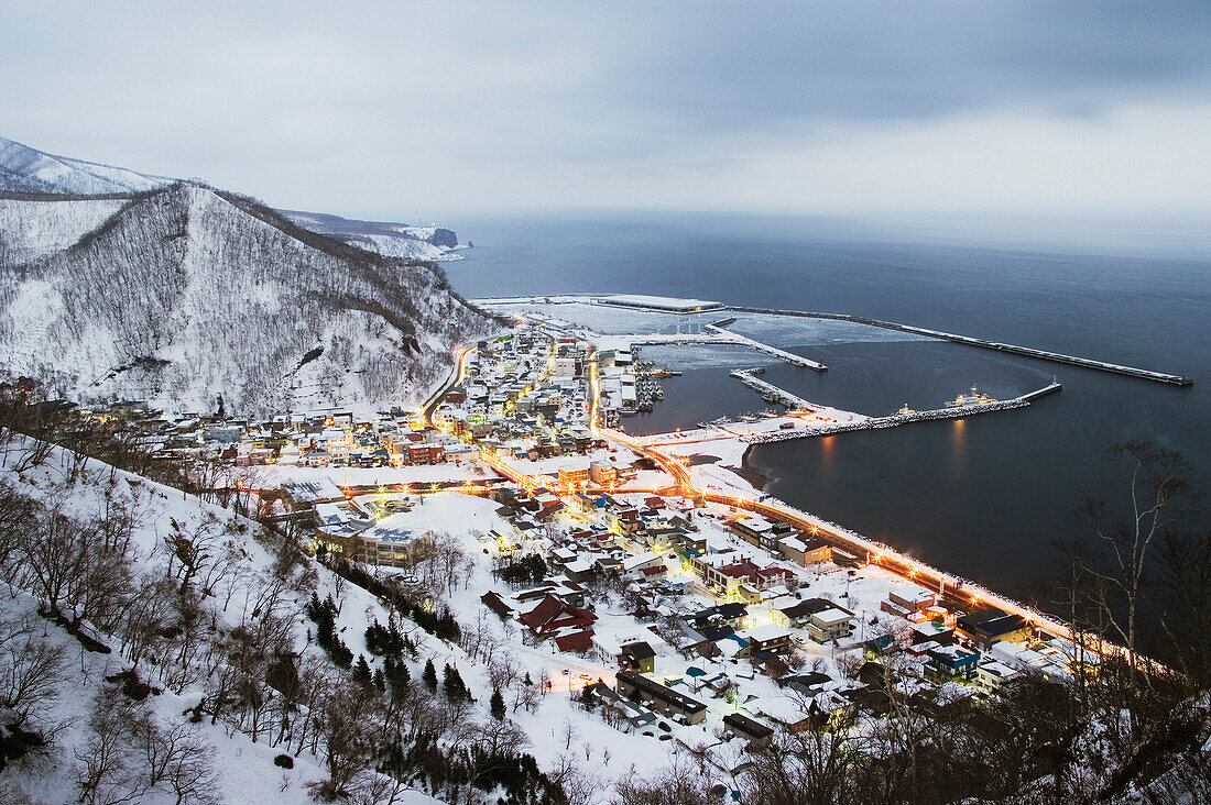 Skyline von Rausu, Halbinsel Shiretoko, Hokkaido, Japan