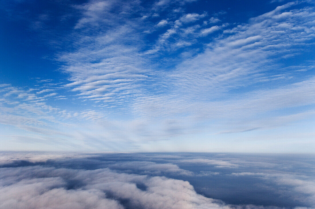 Blick auf den Himmel vom Flugzeug aus