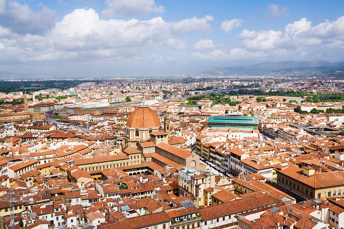 Blick vom Duomo auf die Basilica di San Lorenzo, Florenz, Italien