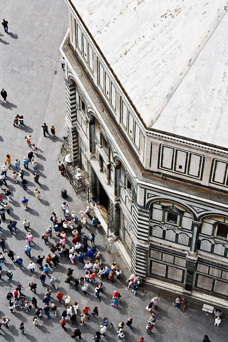 Touristen vor dem Battistero di San Giovanni, Florenz, Italien