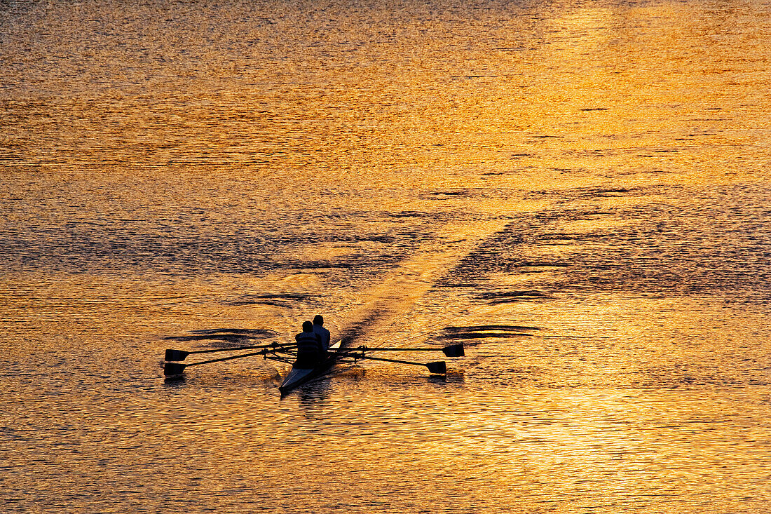 Rudern bei Sonnenuntergang