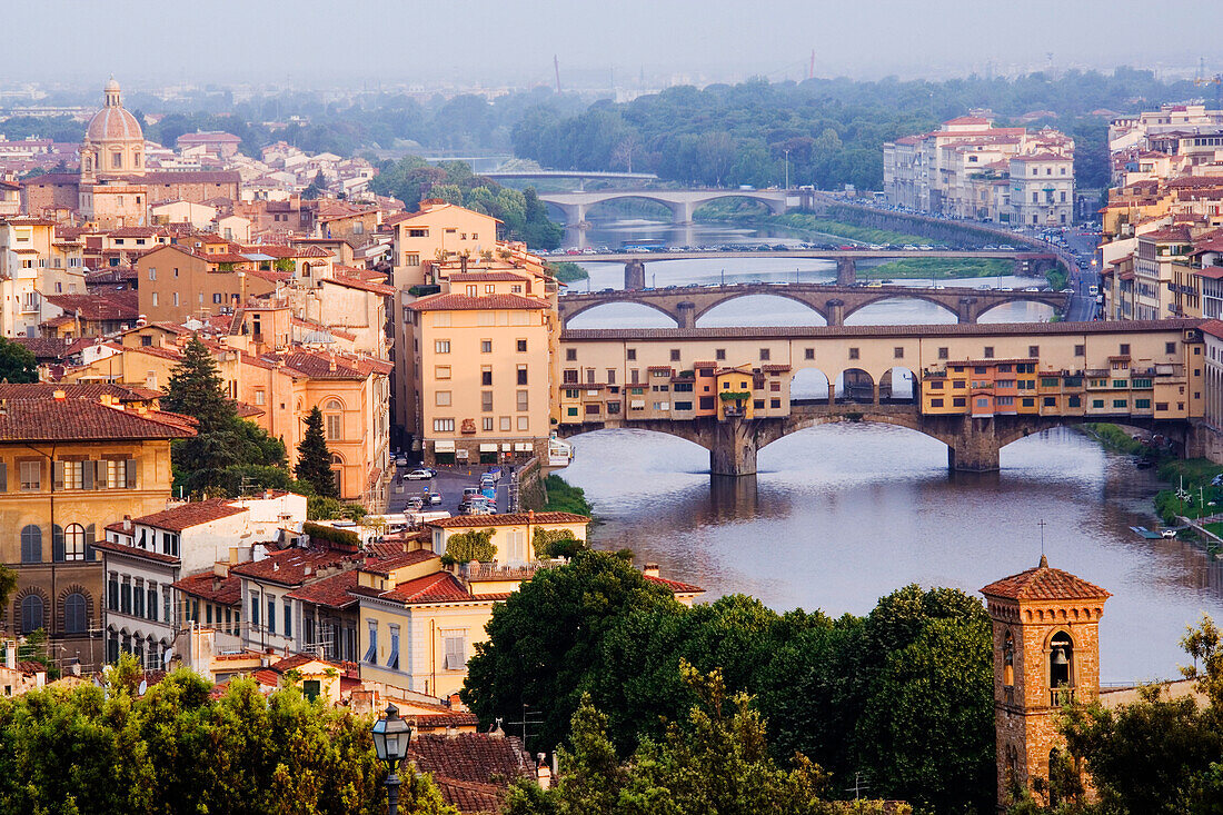 Der Arno und die Stadt von der Piazza Michelangelo, Florenz, Italien