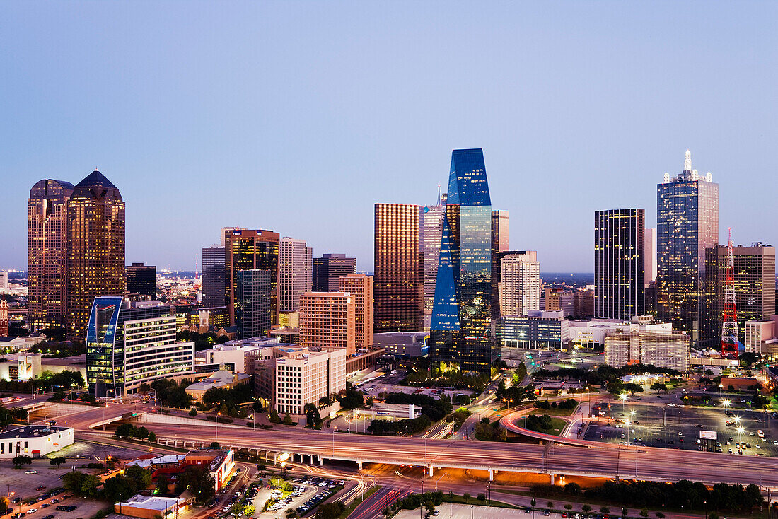 Dallas Skyline in der Abenddämmerung,Texas,USA