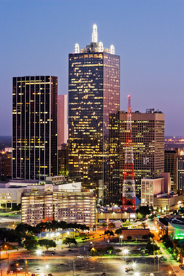 Dallas Skyline in der Abenddämmerung,Texas,USA