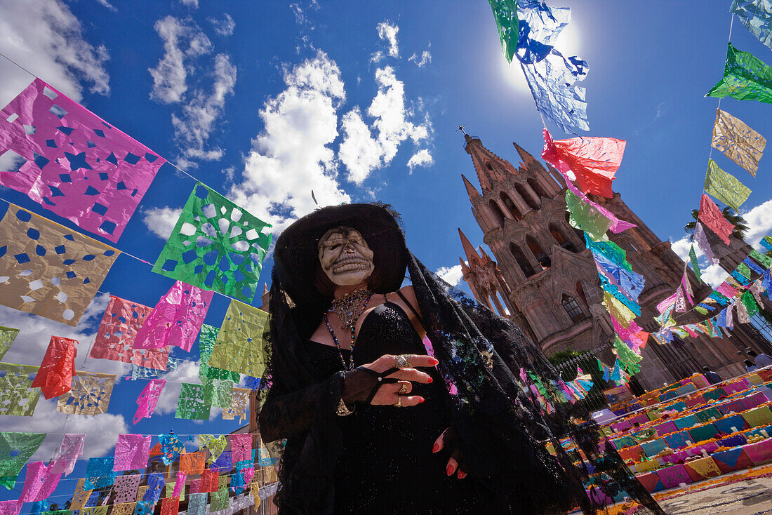 Für den Tag der Toten herausgeputzte Frau, San Miguel de Allende, Mexiko