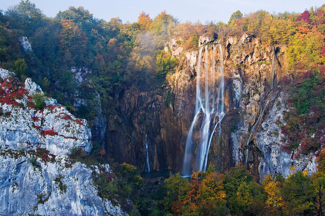 Unterer Wasserfall und Veliki Slap, Nationalpark Plitvicer Seen, Kroatien