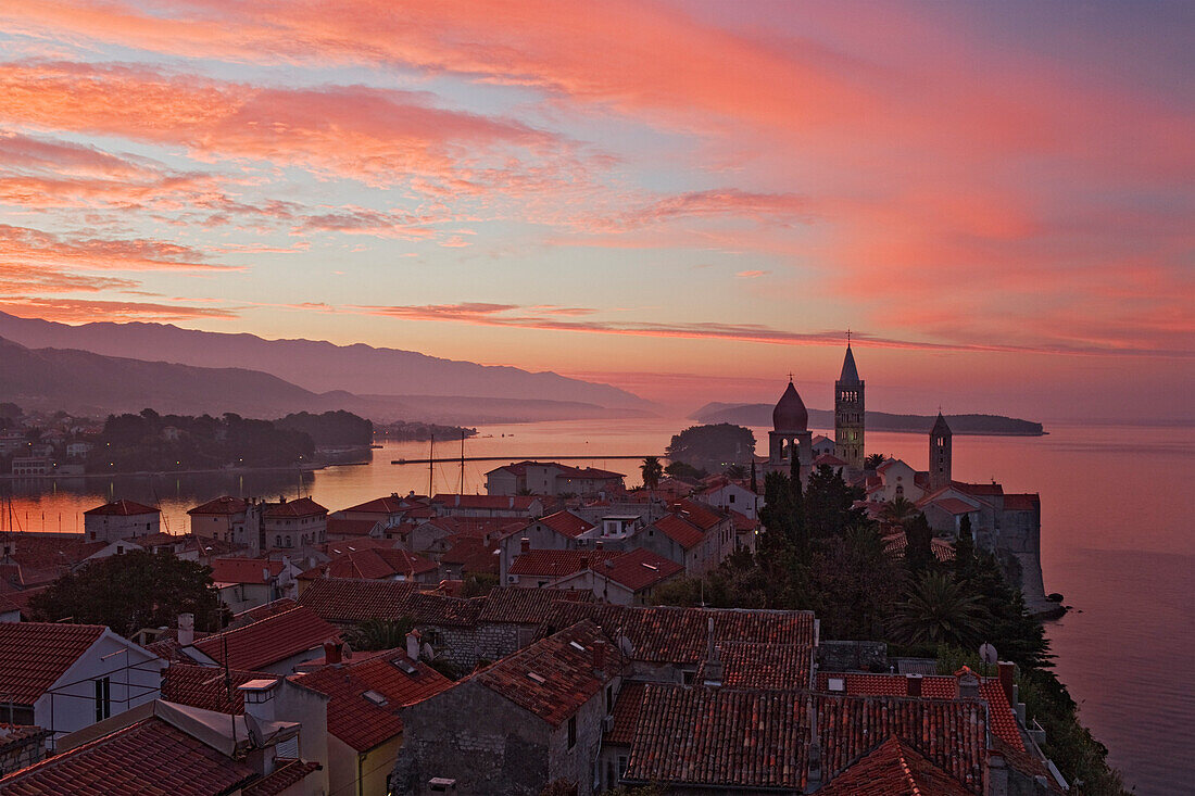 Stadt Rab in der Morgendämmerung, Insel Rab, Kroatien