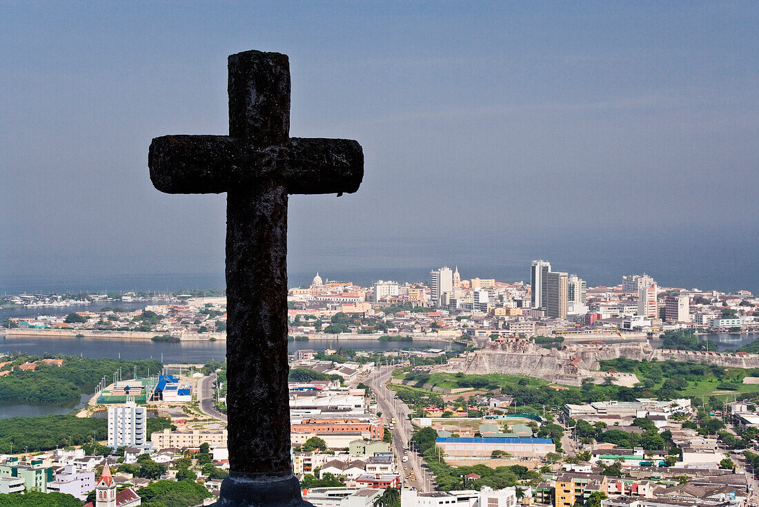 Kreuz am Convento de la Popa und Überblick über Cartagena, Kolumbien