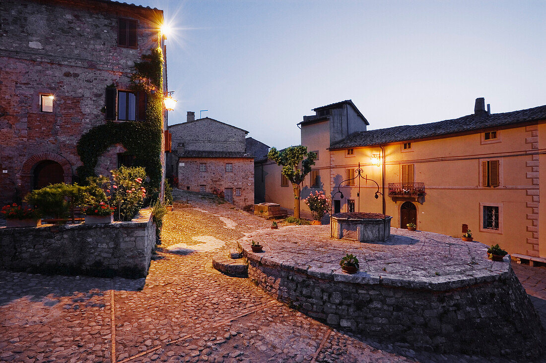 Dorfplatz und Brunnen, Rocca d'Orcia, Toskana, Italien