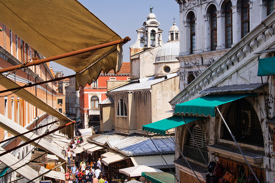Überblick über den Rialto-Markt, Venedig, Venetien, Italien