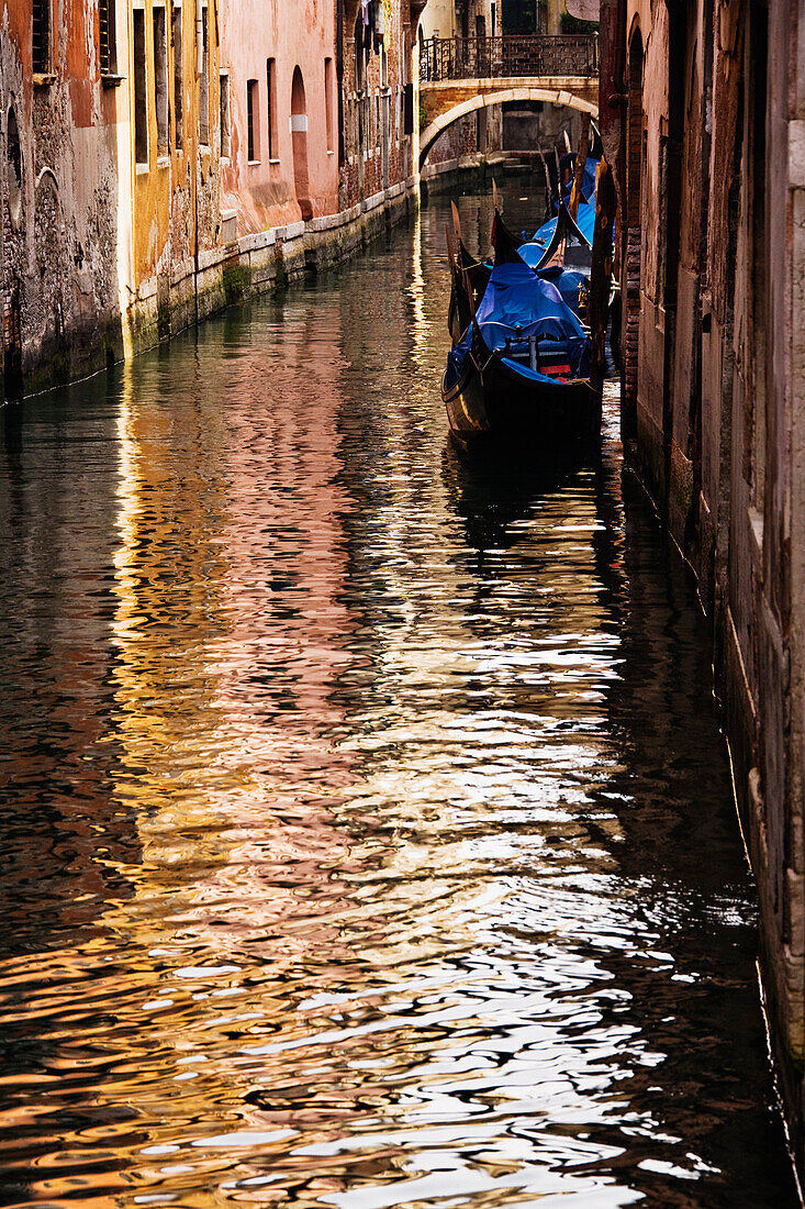 Gondeln auf dem Kanal,Venedig,Venetien,Italien