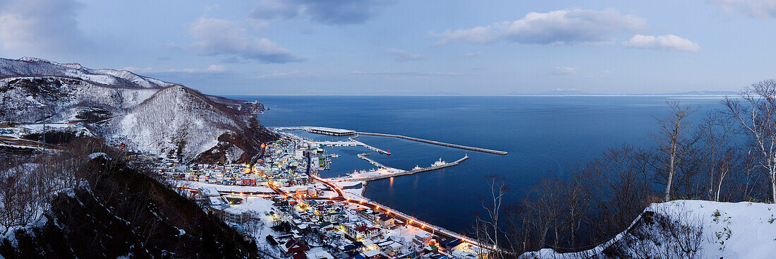 Überblick über den Fischereihafen, Rausu, Shiretoko-Halbinsel, Hokkaido, Japan