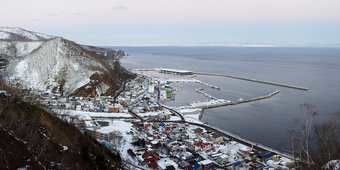 Überblick über den Fischereihafen, Rausu, Shiretoko-Halbinsel, Hokkaido, Japan