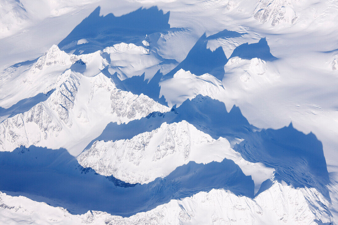 Berge und Schatten in Alaska