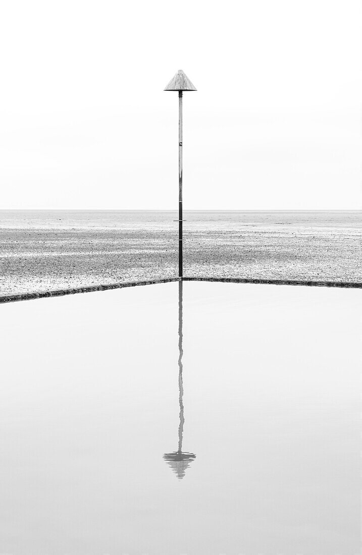 Eine Buhnenmarkierung spiegelt sich im Gezeitentümpel bei Ebbe, Leigh on Sea, Essex, England, Vereinigtes Königreich, Europa
