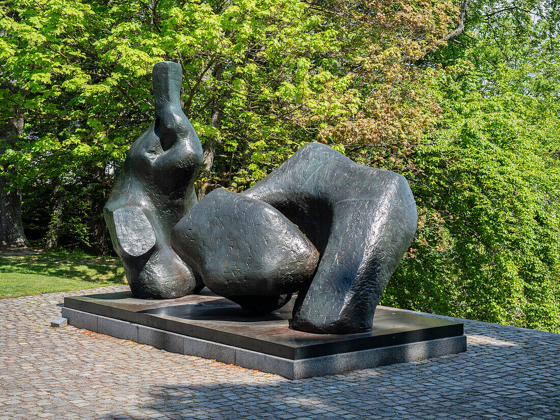 Skulptur von Henry Moore einer zweiteiligen Liegefigur, Louisiana Museum of Modern Art, Humlebaek, Kopenhagen, Dänemark, Skandinavien, Europa