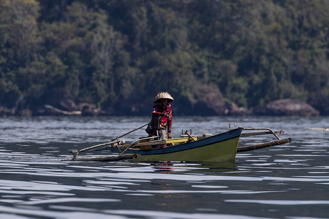 Fischer in einem Auslegerkanu, Insel Bangka, vor der nordöstlichen Spitze von Sulawesi, Indonesien, Südostasien, Asien