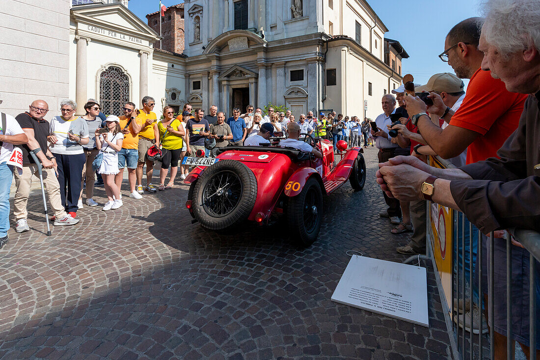 1000 Miglia,Parade historischer Fahrzeuge zwischen zwei Flügeln der Menschenmenge,Novara,Piemont,Italien,Europa