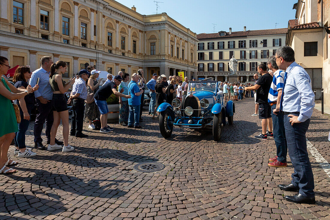 1000 Miglia,Parade historischer Fahrzeuge zwischen zwei Flügeln der Menschenmenge,Novara,Piemont,Italien,Europa